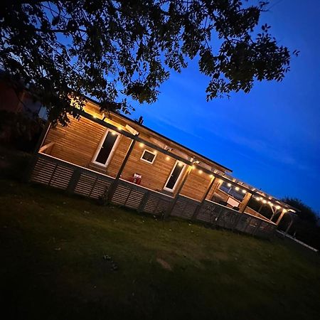 Готель Tracey'S Hideaway - With Hot Tub & Amazing Views Llanasa Екстер'єр фото